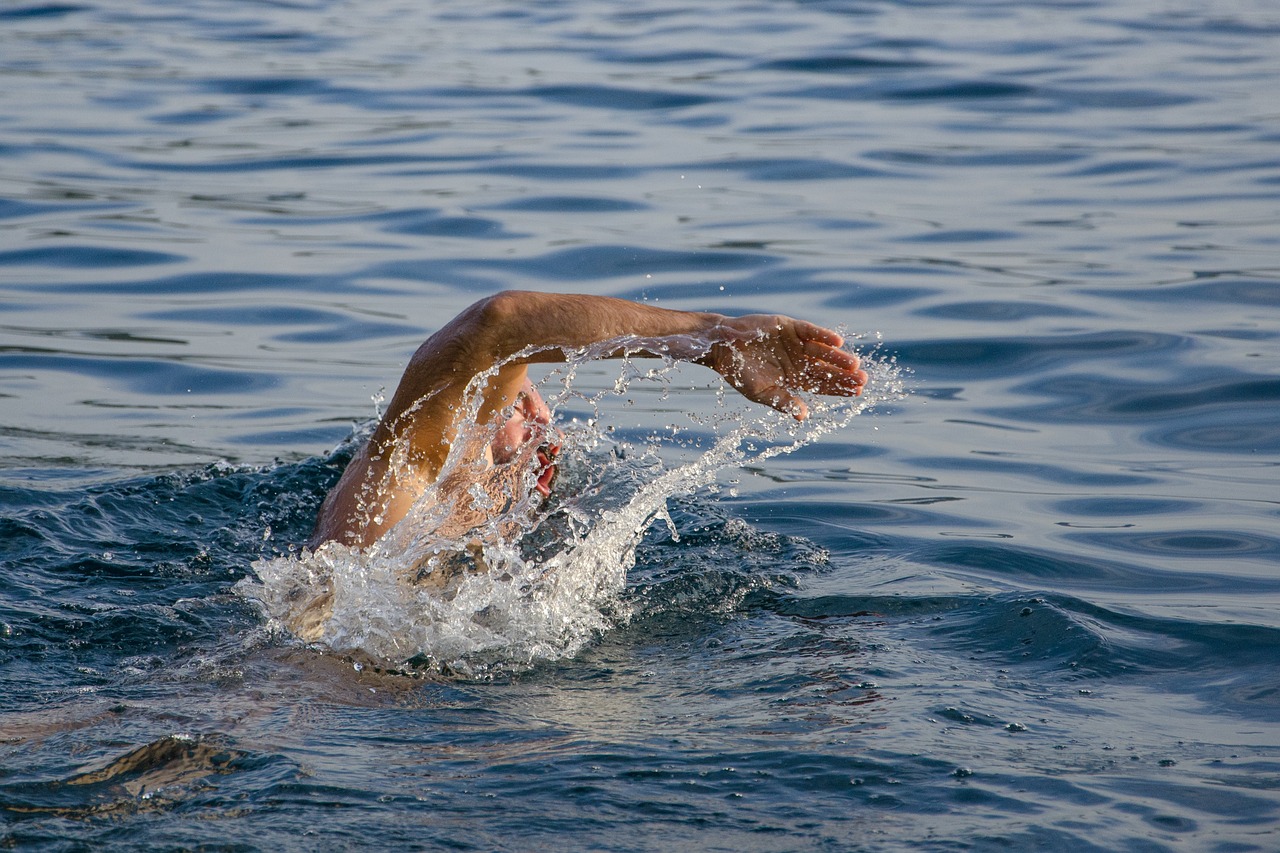 女子100米蛙泳唐钱婷摘银——记一次游泳比赛的精彩瞬间